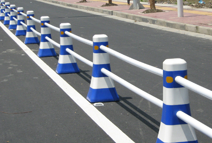 藍(lán)白塑料隔離墩 道路護(hù)欄圍欄分流桶路障反光錐紅白小水馬防撞桶