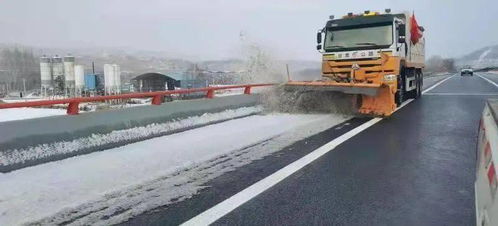 公路人跨夜奮戰(zhàn)除冰雪 橘紅色照亮春運(yùn)返程路