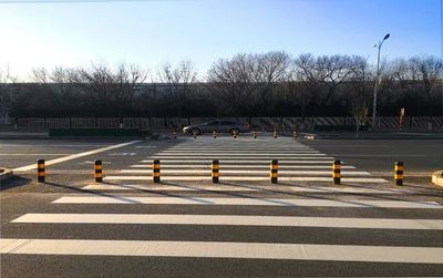 順義區(qū)道路設(shè)施升級(jí)，增設(shè)人行橫道與警示燈消除安全隱患